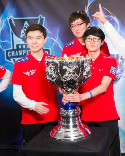 体育游戏-Faker意外战胜SKT，反败为胜引爆全场！观众掌声雷动的简单介绍-体育游戏